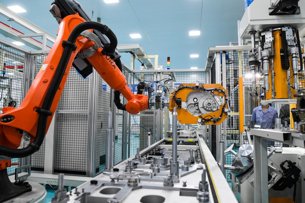 这是2022年10月19日在重庆青山工业有限公司拍摄的汽车变速器装配生产