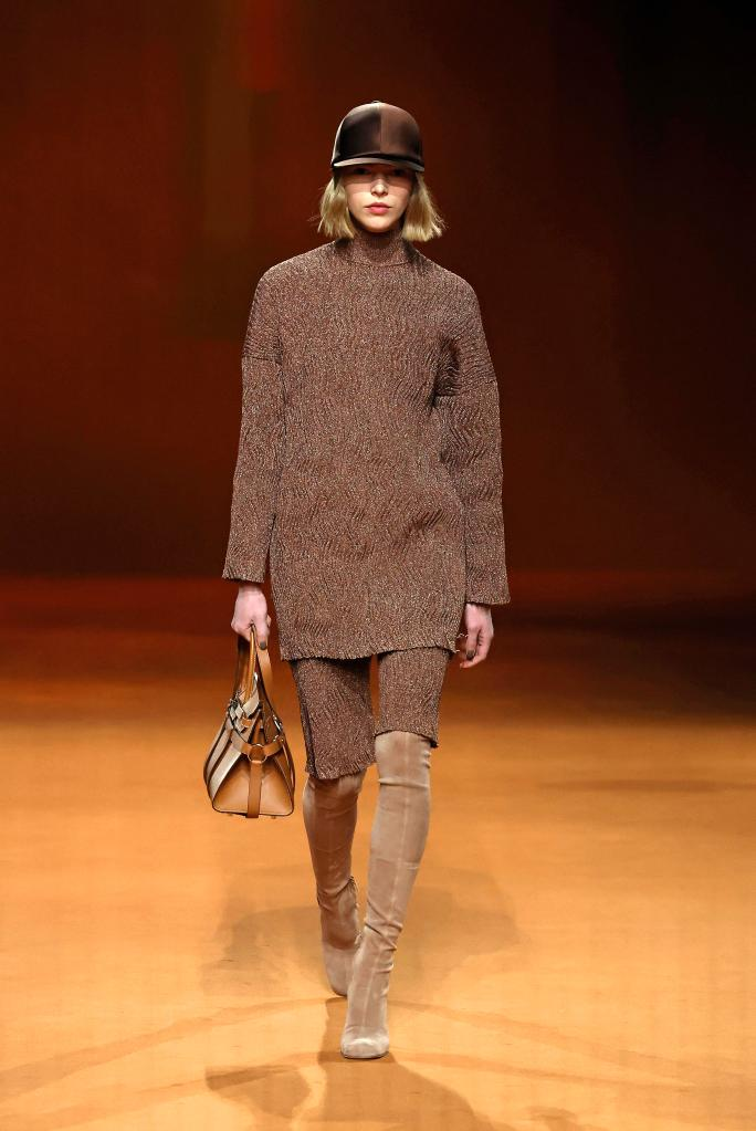 3月4日,模特在法国巴黎时装周上展示爱马仕品牌2023/2024秋冬新品成衣