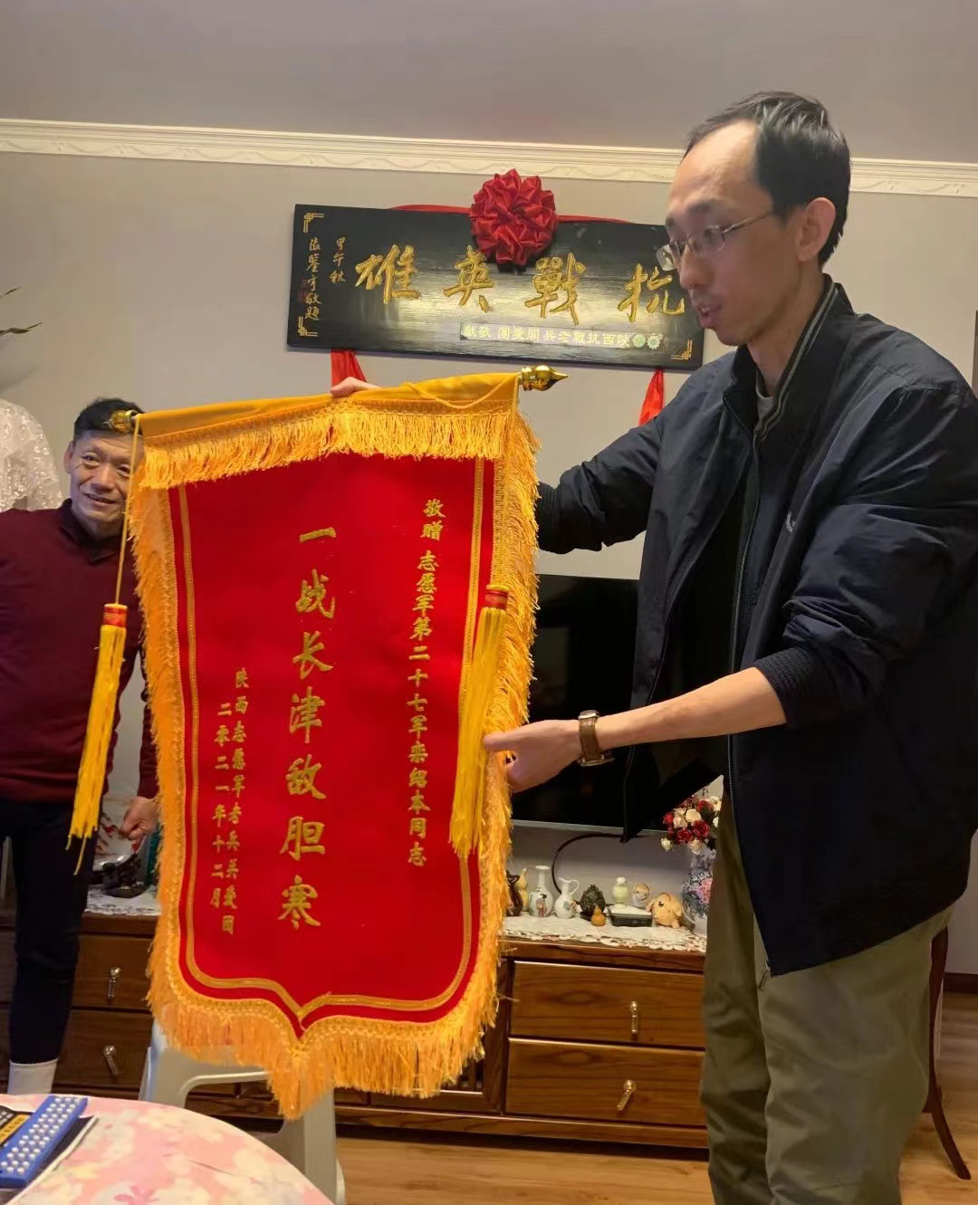 蒲元为参战老兵送去锦旗▲蒲元带领学员为老兵送去"抗战英雄"牌匾