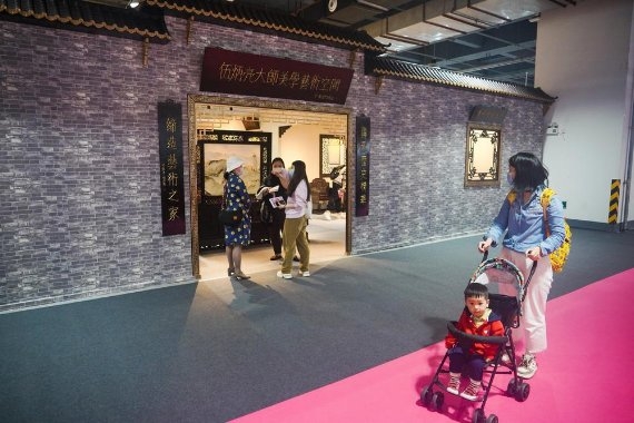 　　展会特设“伍炳亮大师美学艺术空间”