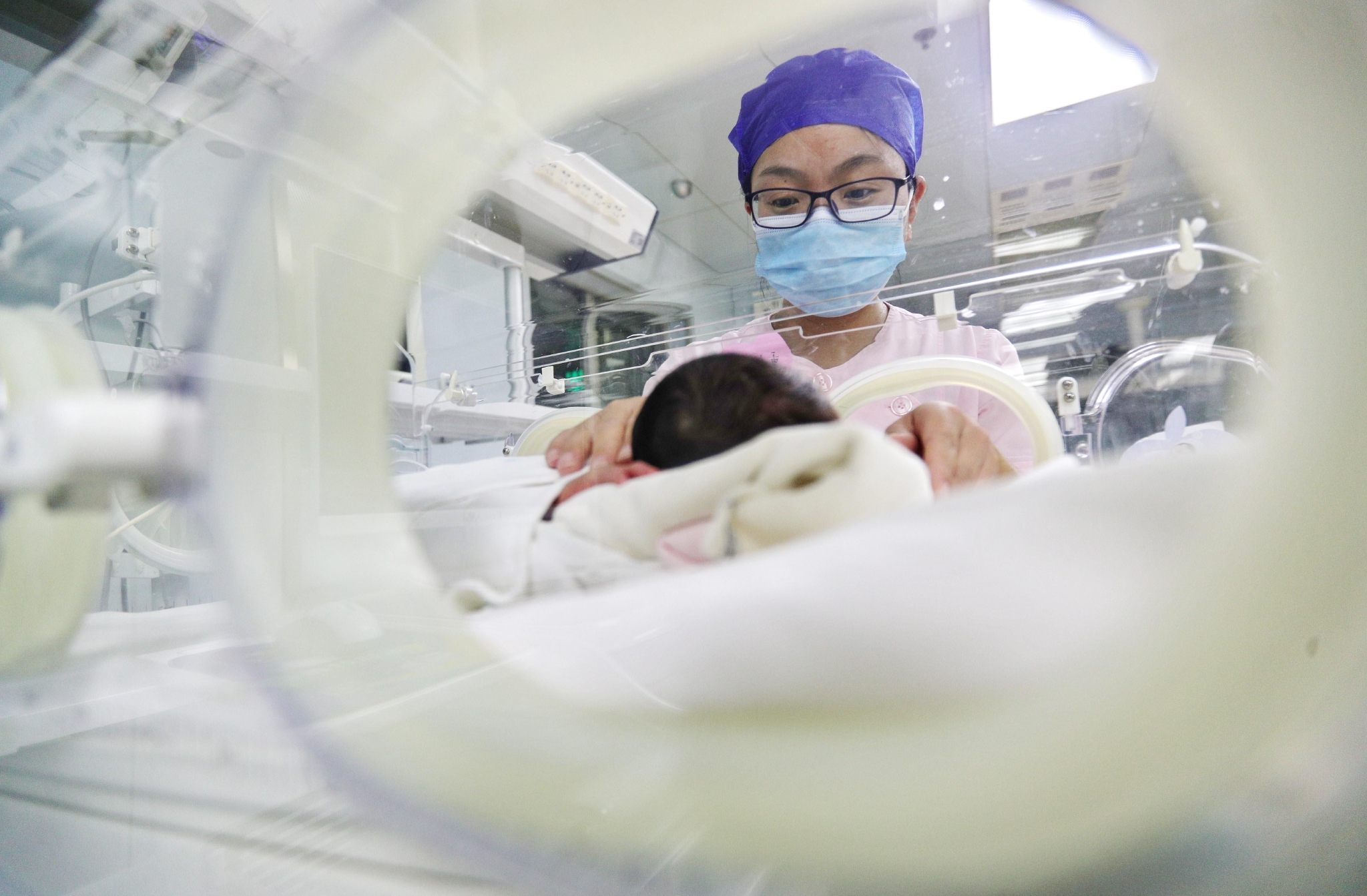 1月21日,河北省秦皇岛市妇幼保健院新生儿科医护人员在护理新生婴 