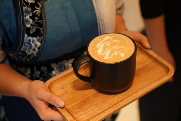 　　门店伙伴结合非遗元素创作拿铁拉花