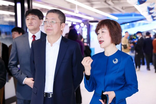 　　赛莱默中国及北亚区总裁吕淑萍陪同长宁区副区长翁华建一行参观研发中心