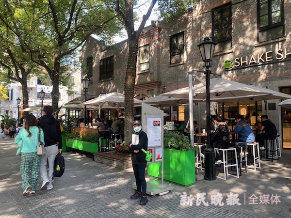 图说：市民脱下冬装，走上街头 来源／新民晚报记者 张钰芸 摄