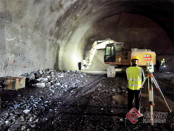 渝昆高铁会泽段大房子隧道掘进突破1000米