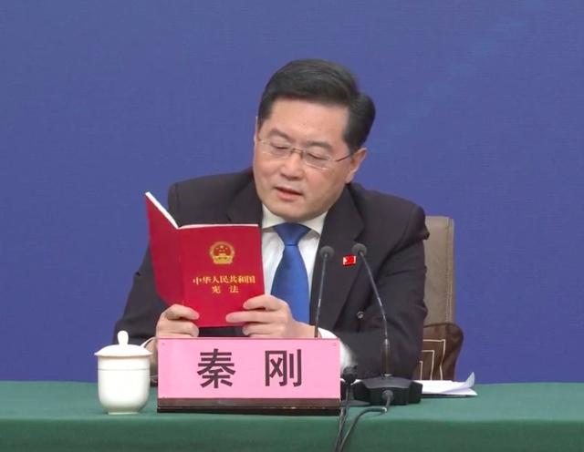 外交部秦刚现场读宪法回应台湾问题:完成统一祖国的大业是包括台湾同胞在内的全中国人民的神圣职责|台湾省_新浪财经_新浪网
