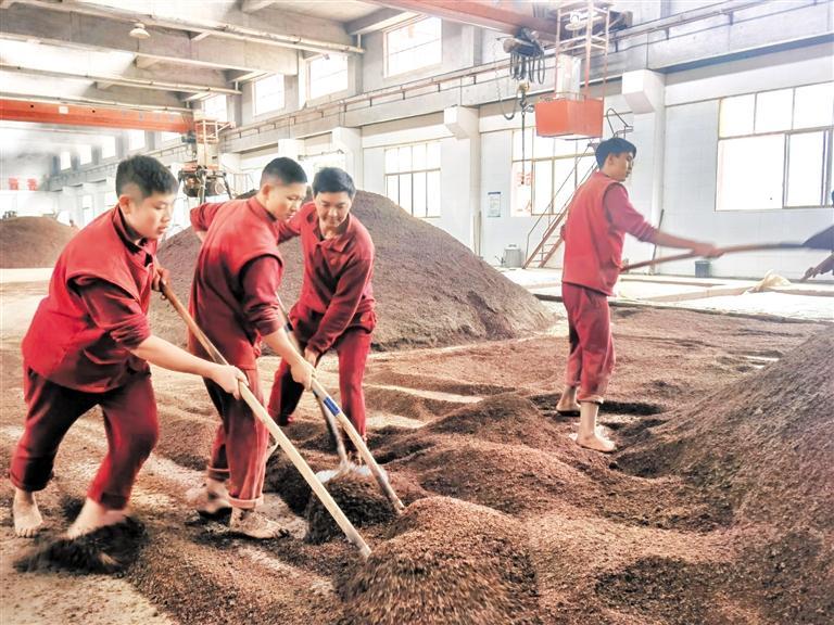 贵州夜郎古酒业股份有限公司制酒生产车间.通讯员 涂顺菊 摄