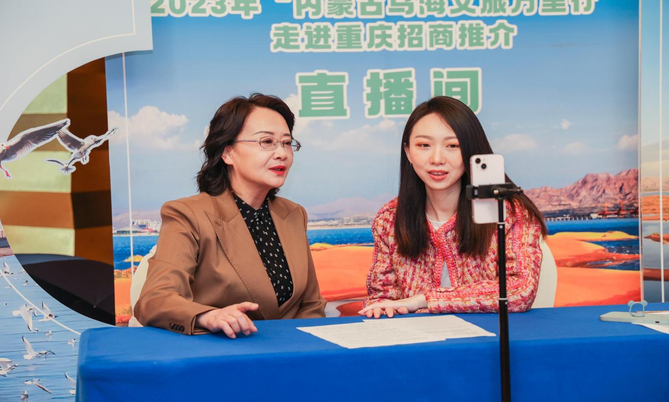 　　吴峰容局长与网友亲切互动