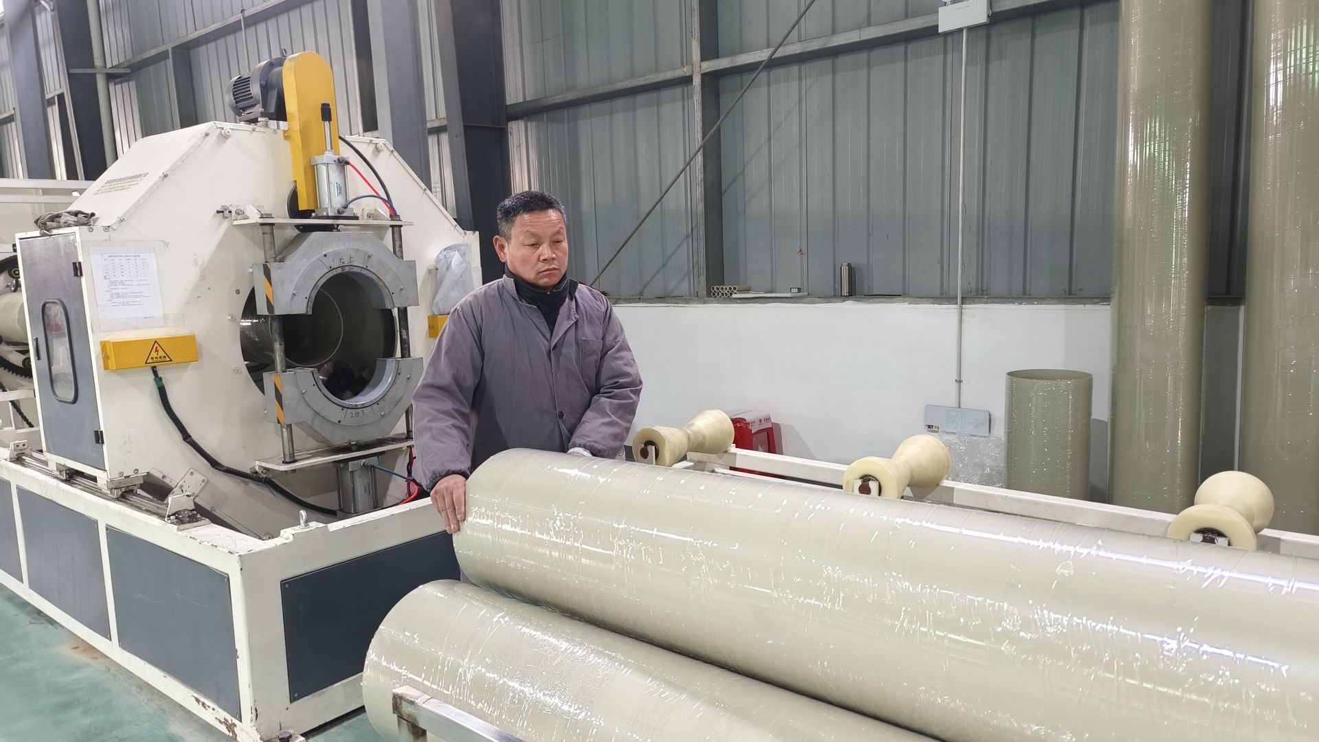 工人正在进行塑料制品加工