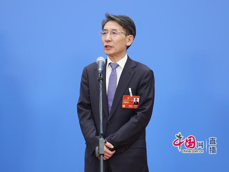 ↑广东团南方科技大学校长、中国科学院院士薛其坤代表在“代表通道”上