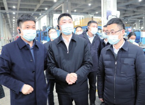      浙江省应急管理厅党委书记、厅长陈浩（左二）带队调研王力安防未来工厂。