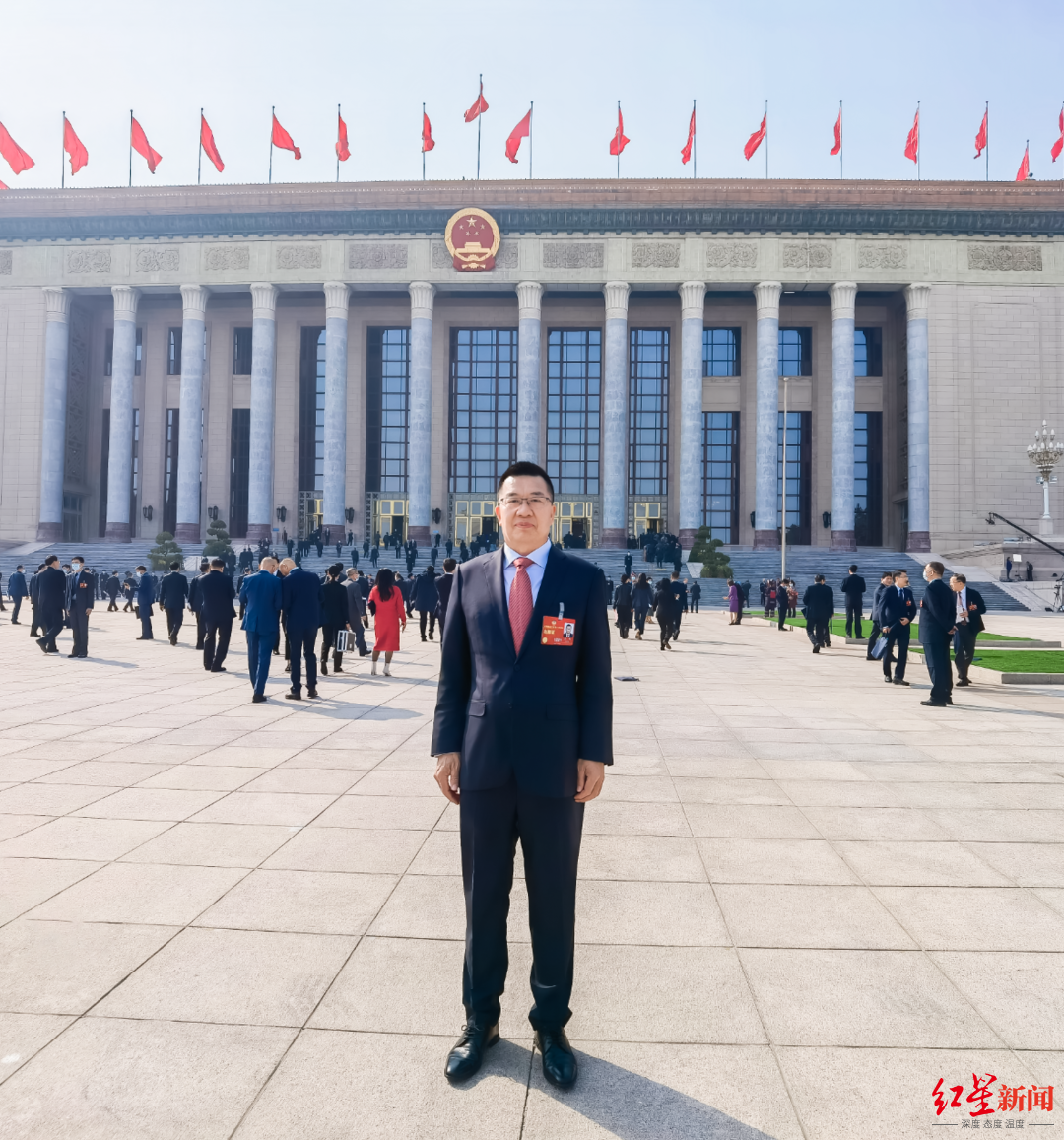 全国政协委员厦航董事长赵东鼓励大家乘飞机轻装出行减少碳排放