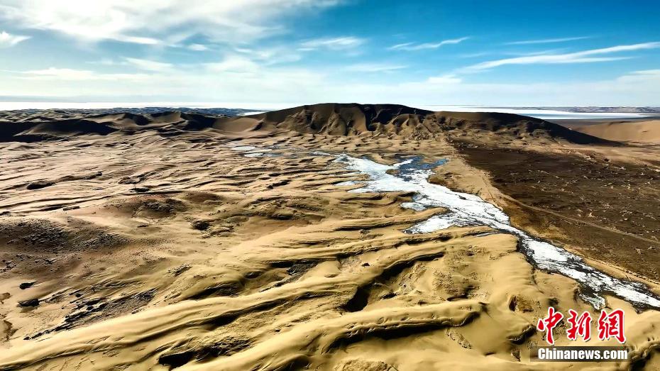 马海青摄图为航拍雅丹地貌一隅.马海青摄图为风蚀沟槽及洼地.