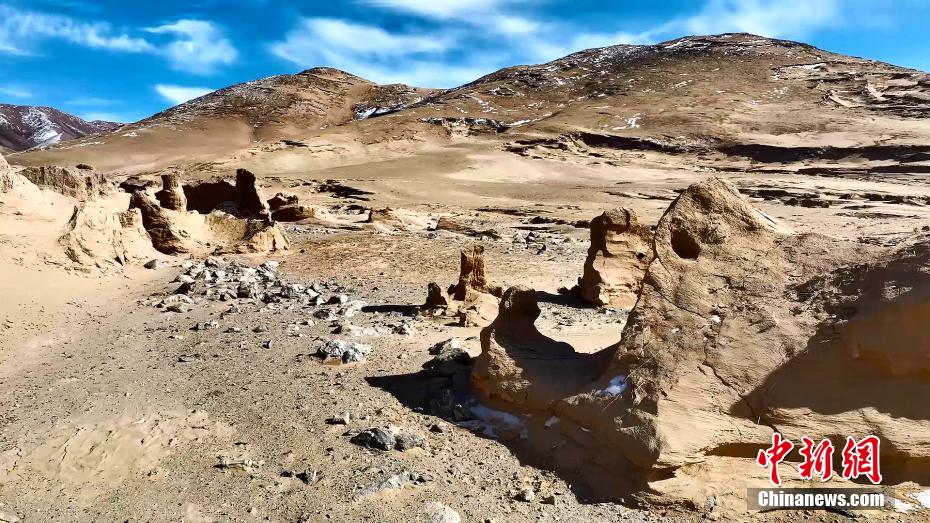 图为风蚀沟槽及洼地.马海青摄
