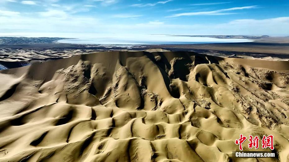 图为风蚀垄脊一侧.马海青摄