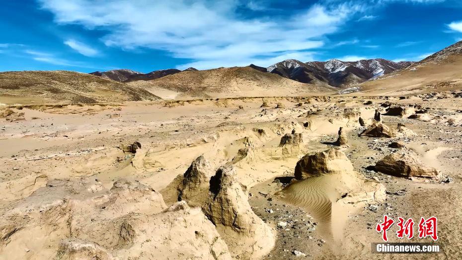 图为风蚀沟槽及洼地.马海青摄