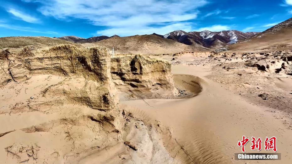 图为风蚀沟槽及洼地.马海青摄