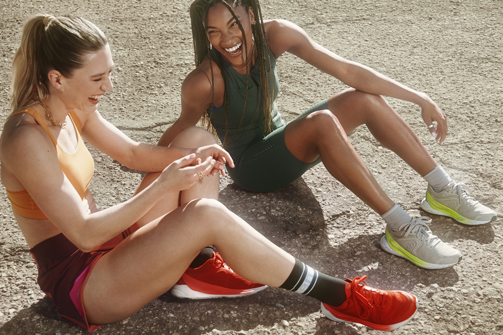 　　铁人三项运动员Natacha Océane(左)和跳远运动员Tara Davis(右)身着Blissfeel第2代女士跑鞋
