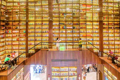 2022年10月2日,湖南省永州市江永县桃花源图书馆,市民在阅读图书。新华社发
