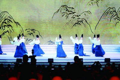 2022年9月15日,演员在第十三届中国艺术节闭幕式文艺演出中表演。新华社发