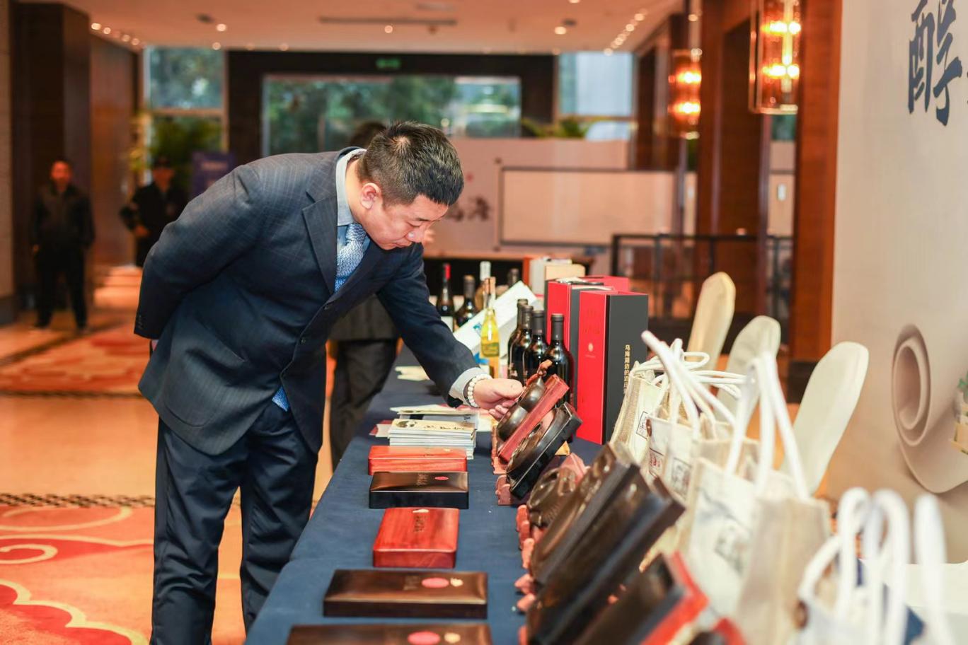 　　吴峰容局长与网友亲切互动