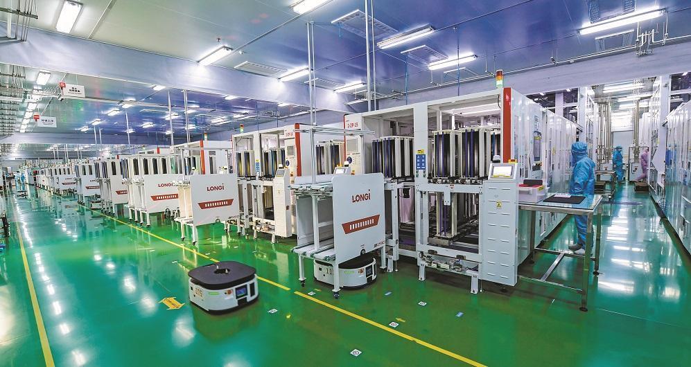 一月九日,工人在陕西隆基乐叶光伏科技有限公司车间作业(资料照片).