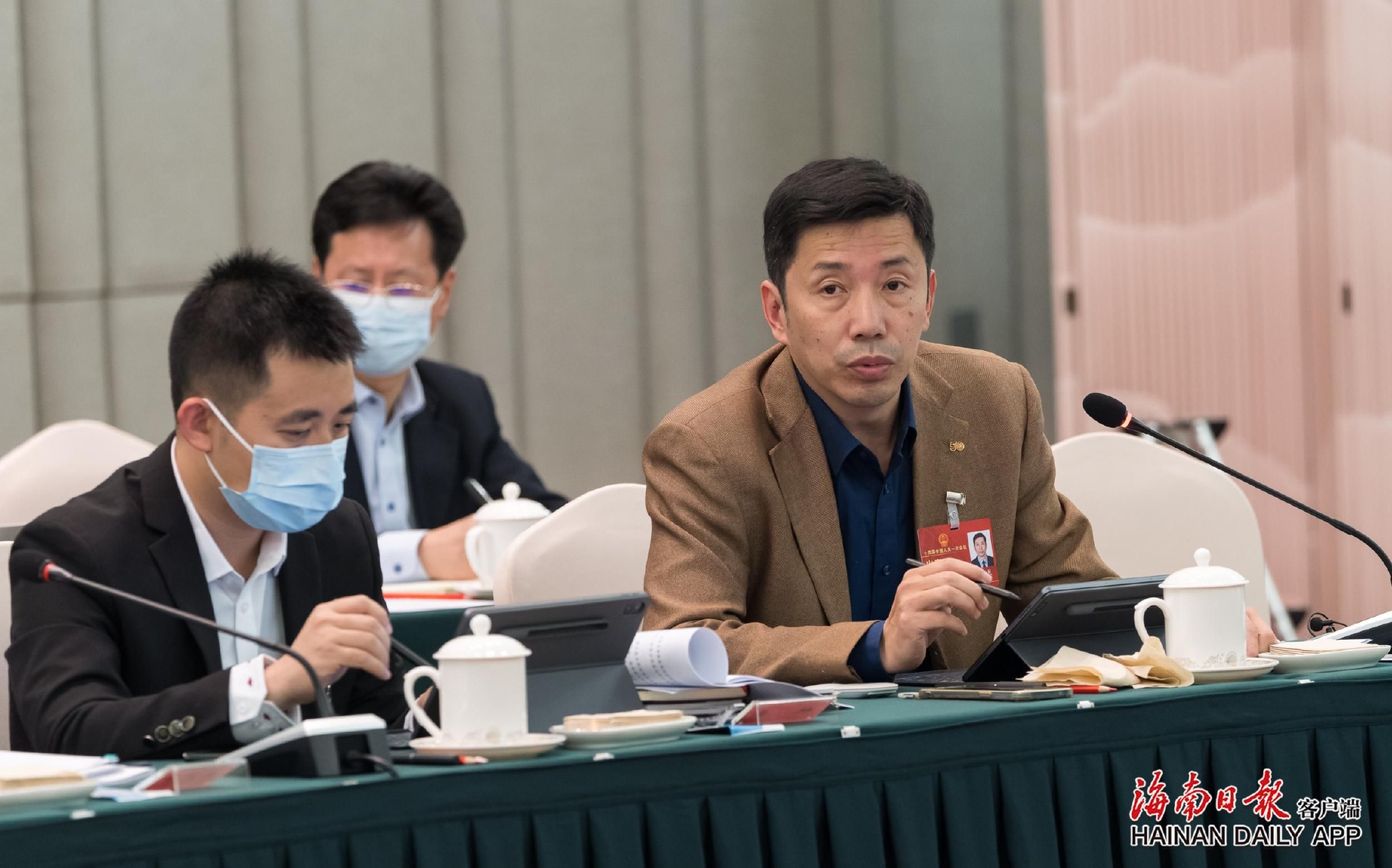 图为陈凡代表(前排右)在发言.