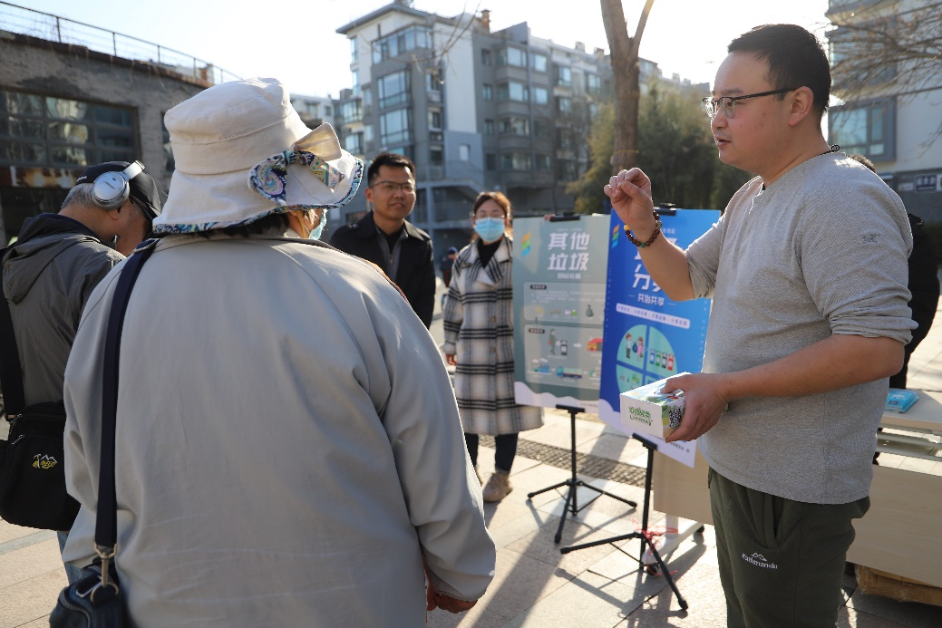 　　上地街道厢黄旗小区:工作人员认真讲解垃圾分类知识