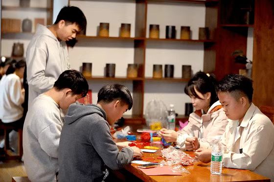 　　广西英华国际职业学院家长及学生在坭兴陶实训室体验实训课程