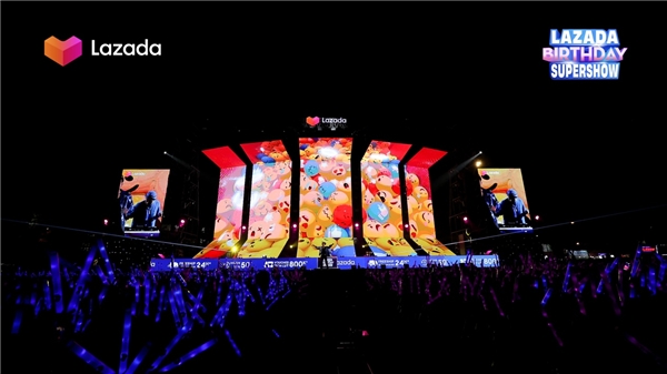 　　(3月3日，Lazada在越南河内大学城附近举办生日大秀，引爆全场)