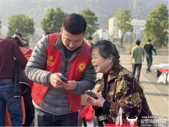 (湖北移动志愿者在社区进行学雷锋志愿服务活动)