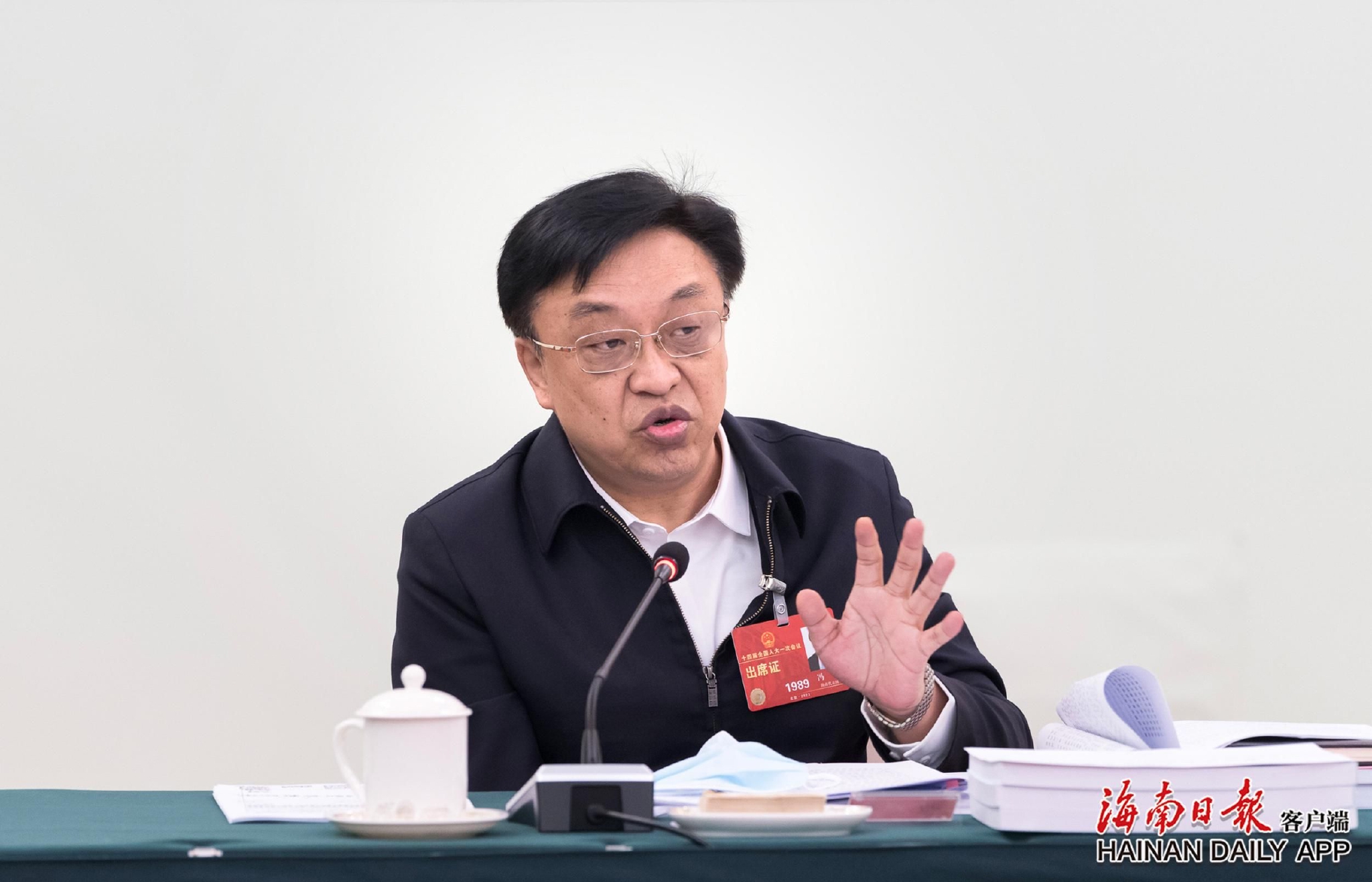 图为冯飞代表在发言.