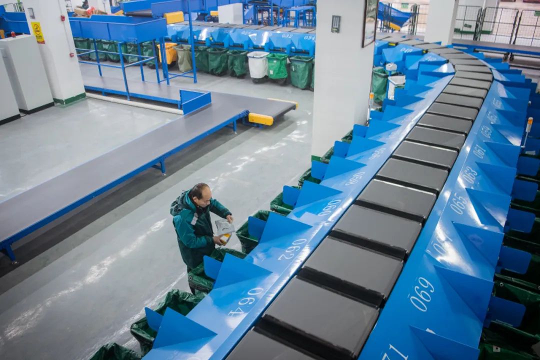 中国邮政宣恩分公司分拣员在巡检分拣流水线.伍志尊摄(新华社)