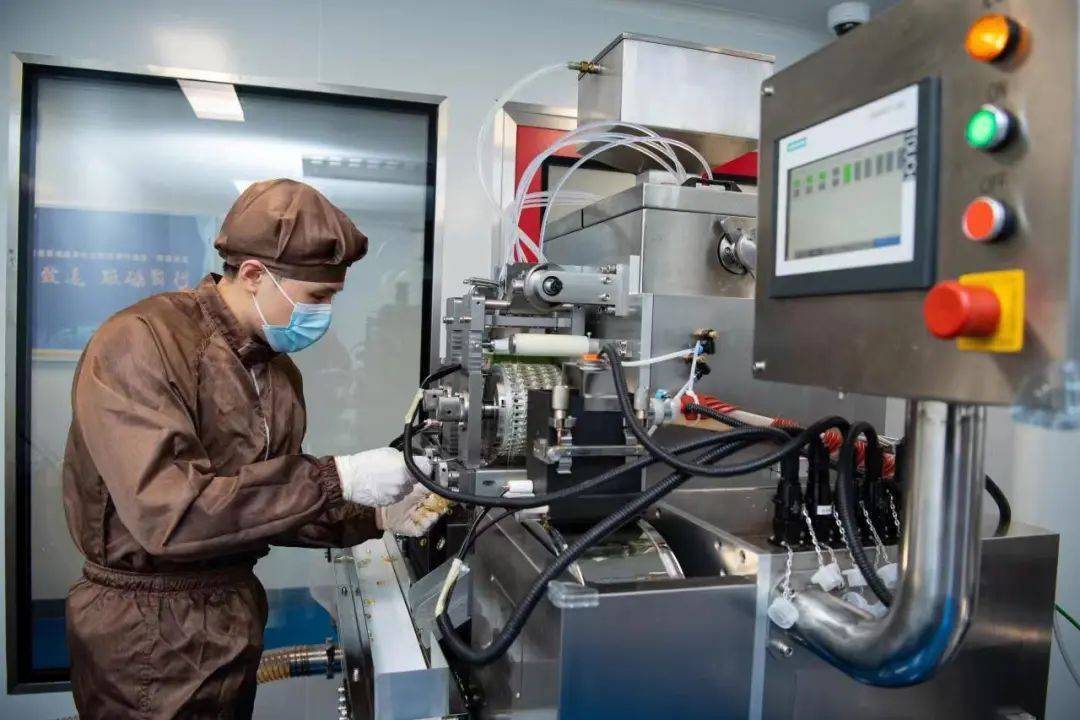 　　(图说：广药集团澳门青洲制药厂生产线)