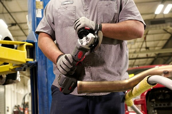 　　无线生产，无限可能：英格索兰 G5351M无线锂电角磨机