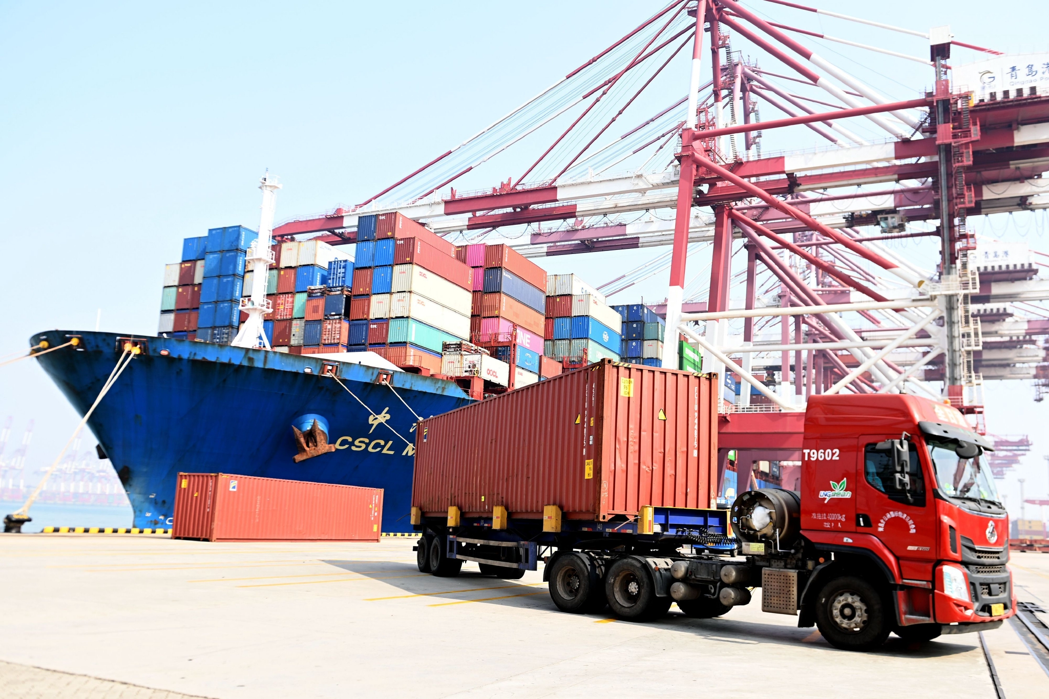 2023年3月7日,山东港口青岛前湾港外贸集装箱码头,车辆在运送装心的