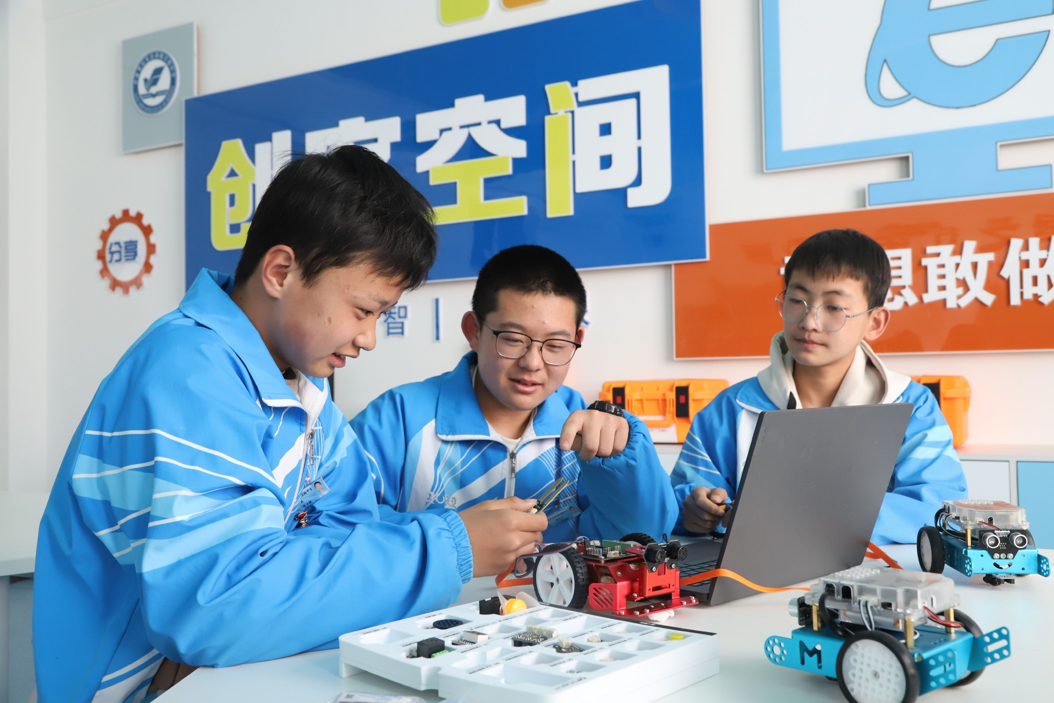 学生在创客教室进行机器人编程实践操作&nbsp; 吴长荣&nbsp; 摄
