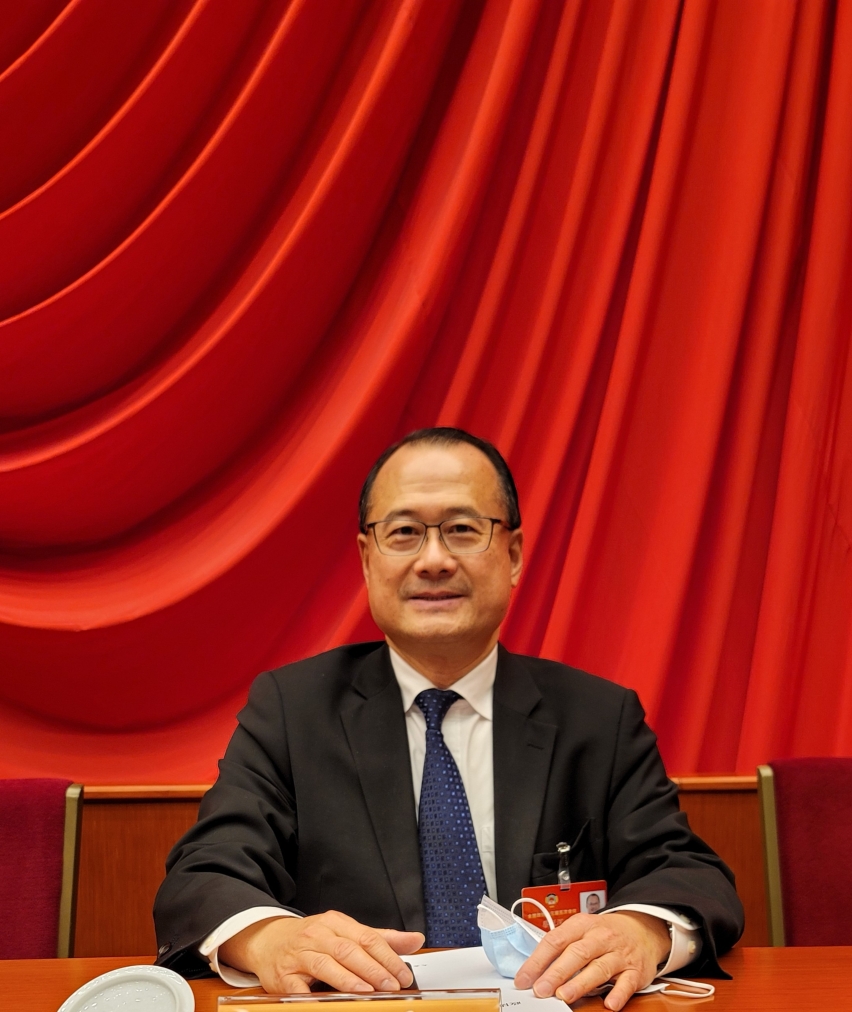 　　全国政协常委、新华集团主席蔡冠深