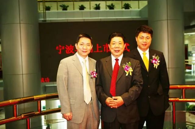 周辞美(中)与大儿子周敏峰(左),二儿子周晓峰合影.(资料图)