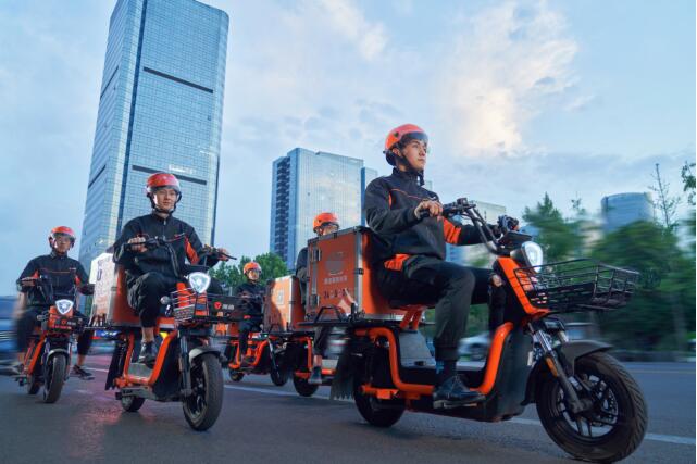 　　图片说明:雅迪暖橙服务小队