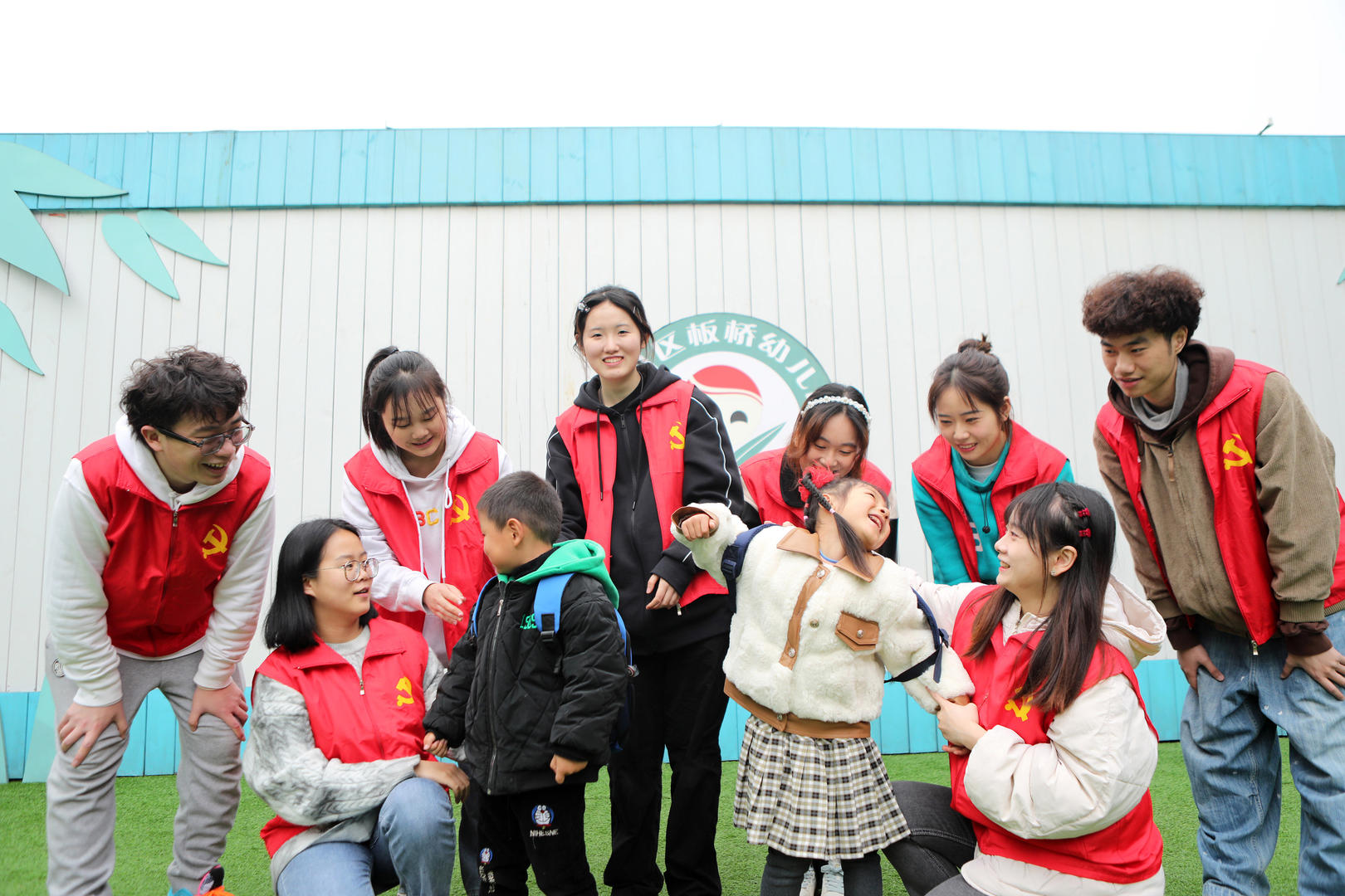 2023年3月2日，重庆，师生党员向幼儿园特殊儿童赠送书包。图据视觉中国