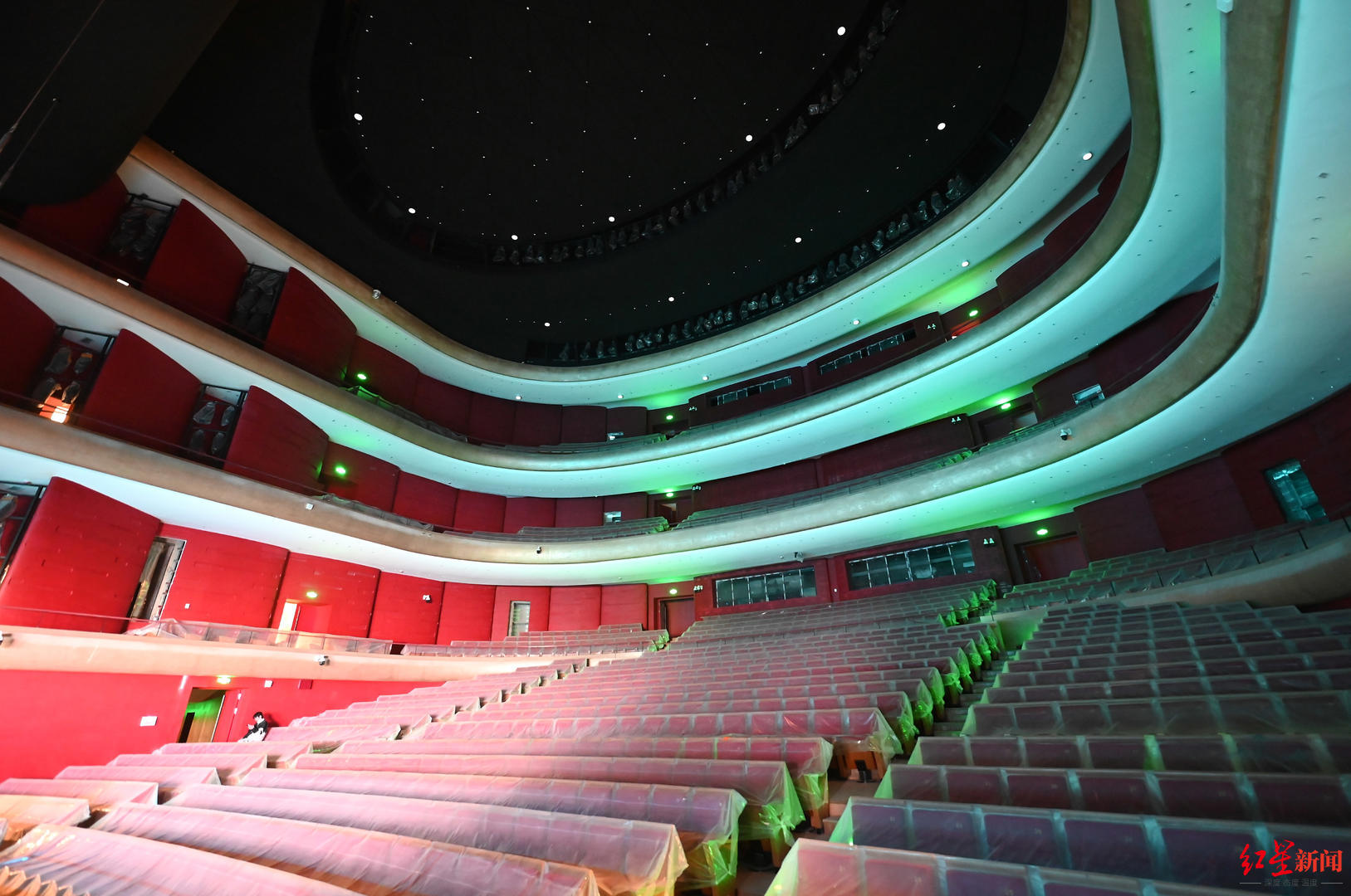 棕色的琴键背景墙,引入山川元素一样的曲艺厅,如海浪一般的音乐厅以及