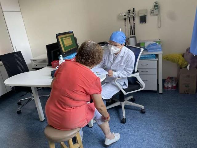 北京的一位社区医生正在为患者看病.