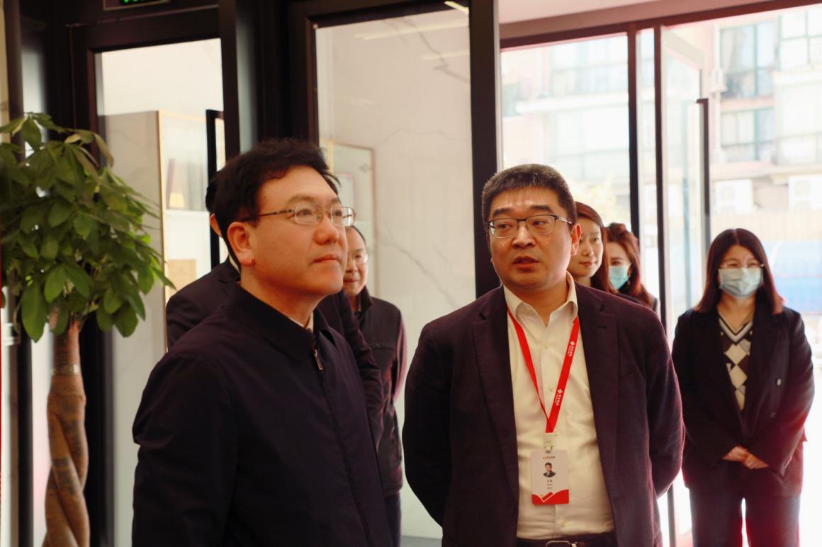 　　(北京市委统战部副部长周景晓、学大教育集团CEO金鑫)