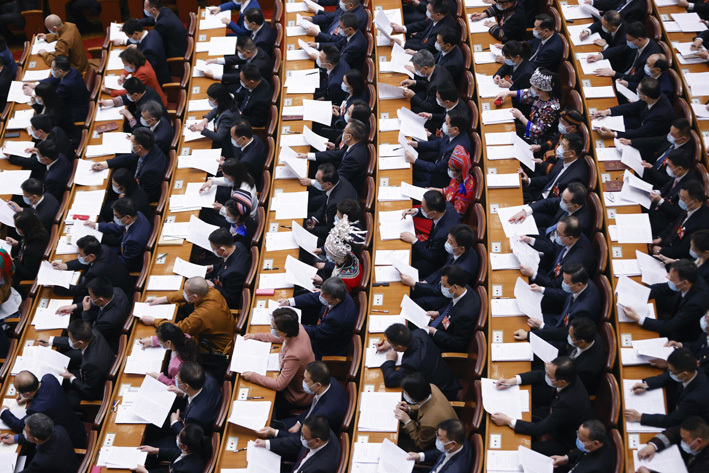 3月7日，十四届全国人大一次会议在北京人民大会堂举行第二次全体会议。这是代表们在认真听会 新华社图