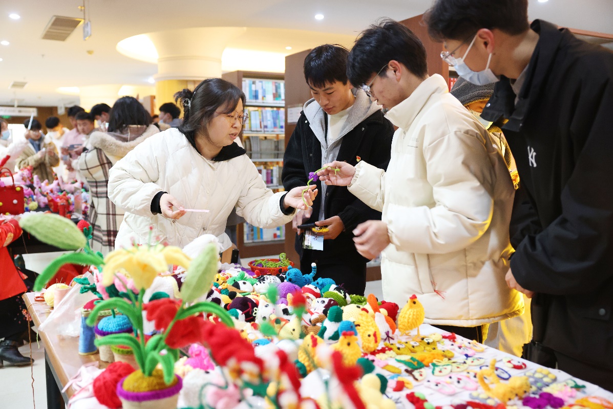 　　郑州城市职业学院“非遗进校园”活动