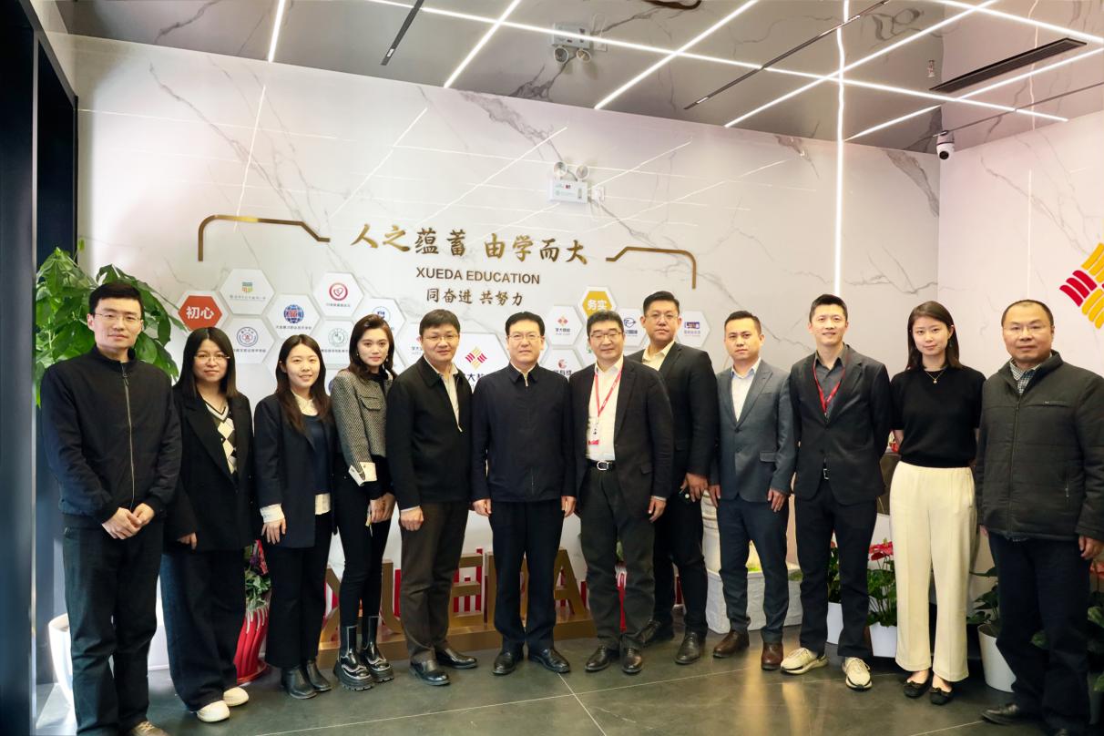 　　(调研组领导合影)