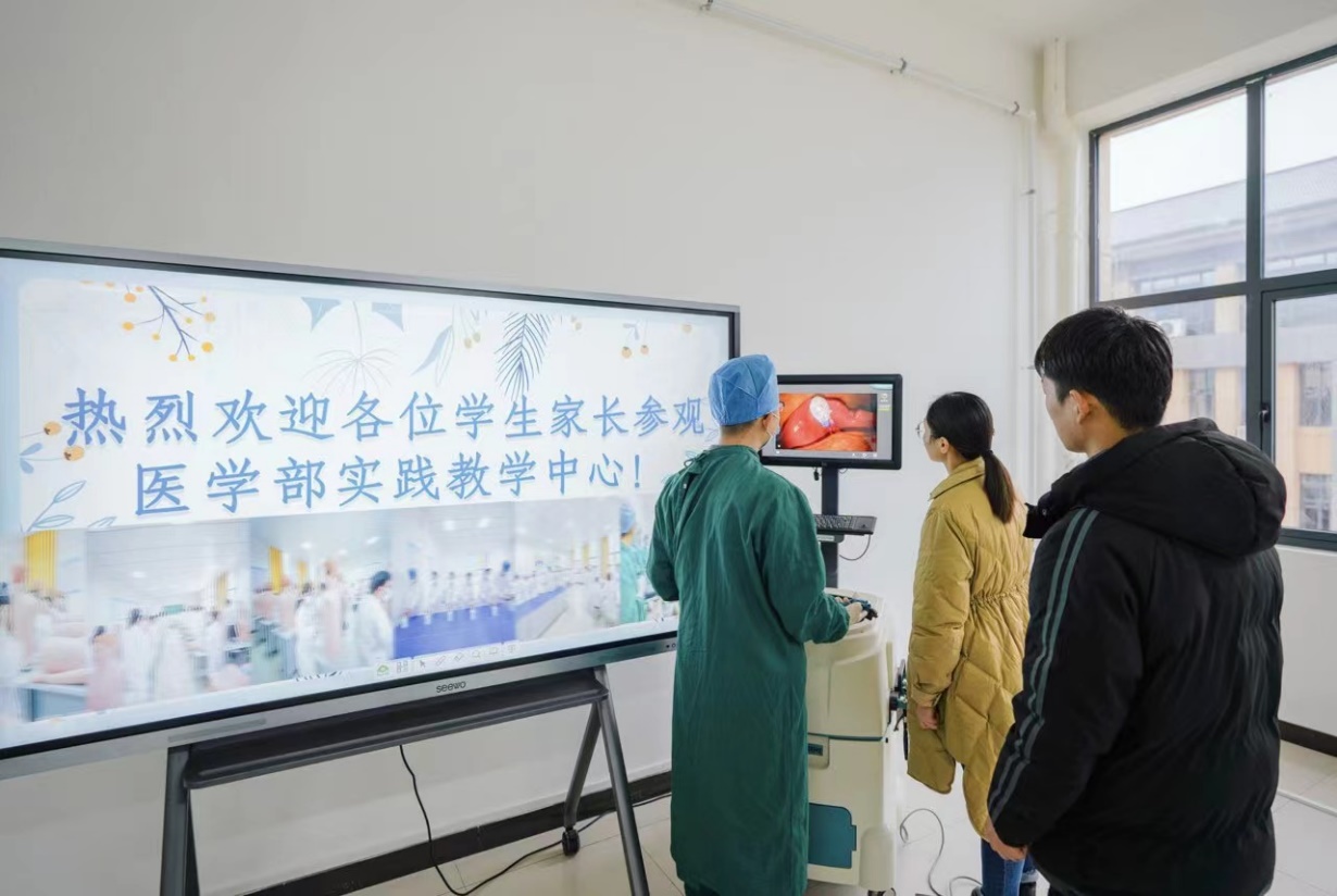 　　湖北恩施学院开学日,家长与学生共同畅游校园