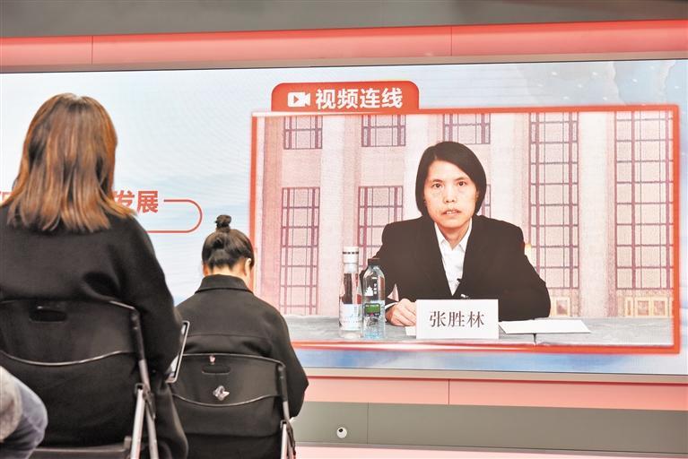 全国人大代表,镇宁自治县六马镇致富村党支部书记,村委会主任卢丹通过