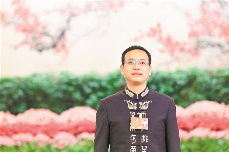 全国人大代表,三都自治县委副书记,县长杨凯. 邢广利 摄